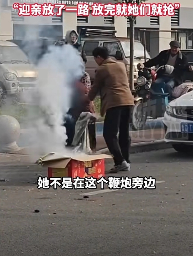 烟花正在燃放2老人冲上去抢纸壳 安全意识需加强