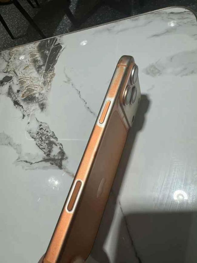 曝iPhone17 Pro Max被湿巾擦掉色 或为个案引发讨论