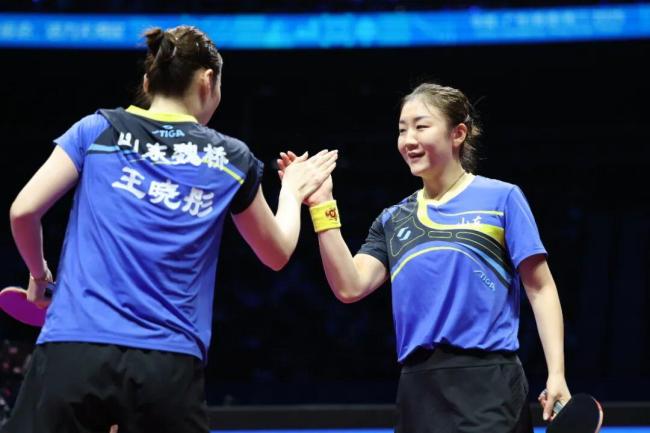 陈梦率山东队员领取金牌 再续辉煌夺金路