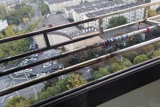 浙江同一楼内5户人家接连起火 烟头引发火灾链