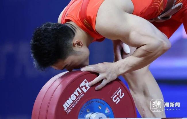 石智勇亲吻杠铃告别22年职业生涯 泪洒赛场宣告退役