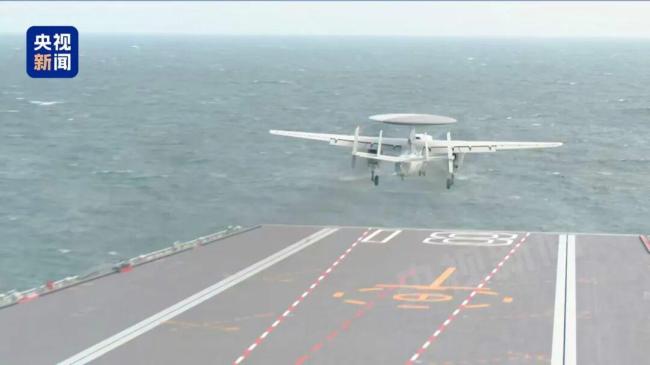 福建舰开展入列后首次海上实兵训练 多型舰载机完成弹射起飞
