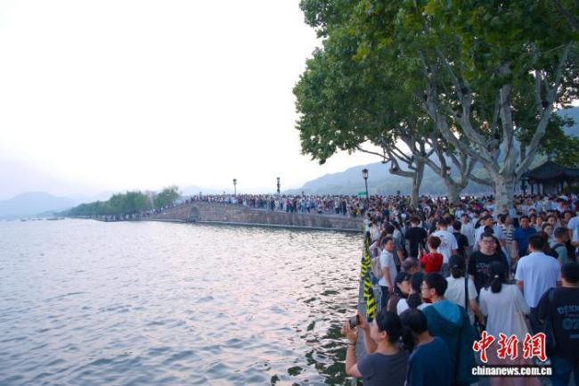 评论员：灵隐寺免门票还景于民 西湖治理新篇章