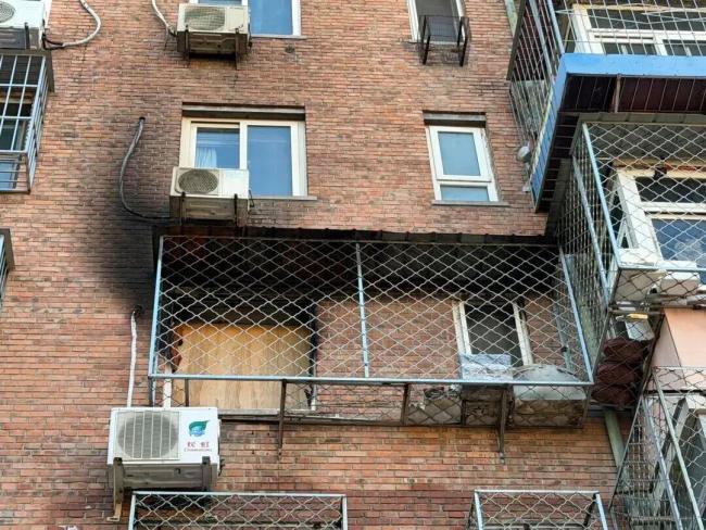 床垫起火大爷浇杯水接着睡家烧没了 警惕烟头阴燃风险