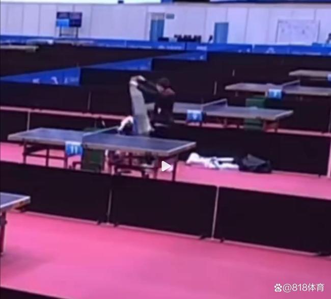 心疼!孙颖莎打完女团1场累得躺在训练场休息,不到半小时又要上第2场