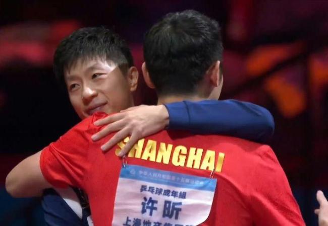 马龙许昕赛后拥抱 老将时代的落幕