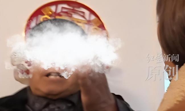 新人结婚老人闯入讨喜 不给钱不走 强行索要引发争议