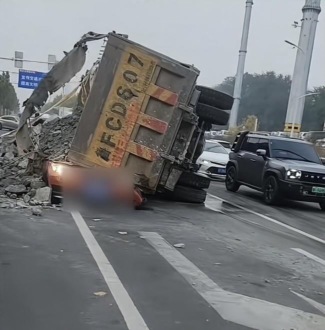 警方通报渣土车侧翻压死女老师 超载改装酿悲剧
