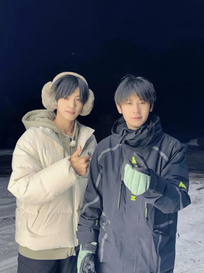 无畏晒与钎城合照:雪景偶遇kpl顶帅