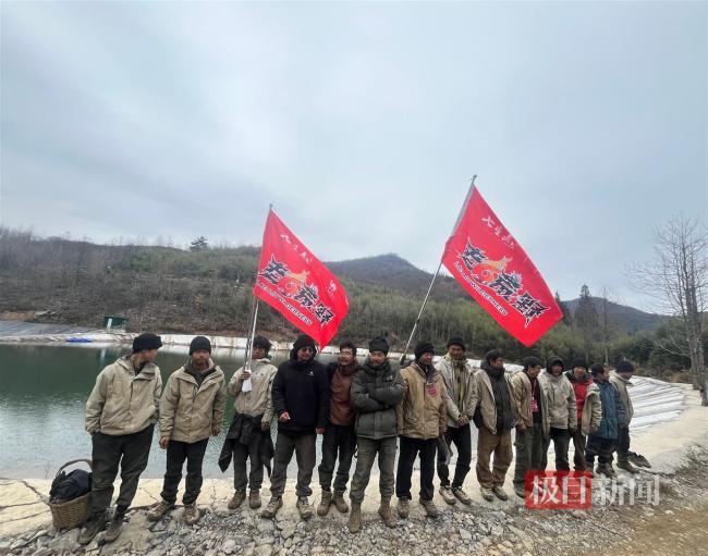 荒野求生赛“道友”修炼出“真火” 决赛期生火取暖