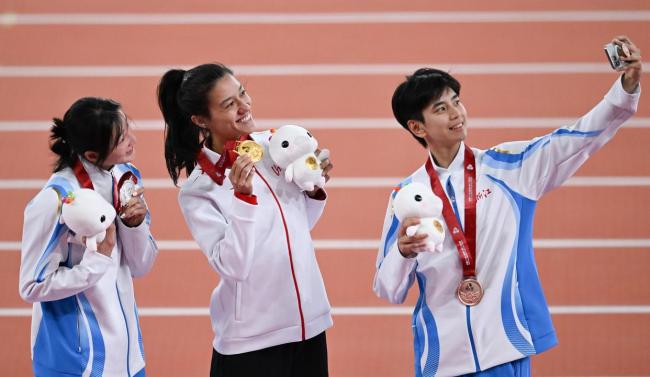 郑妮娜力女子七项全能夺冠 颁奖仪式举行