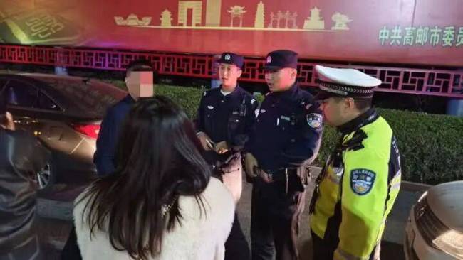 父母高速上打架10岁娃报警求助 家庭矛盾引发警情