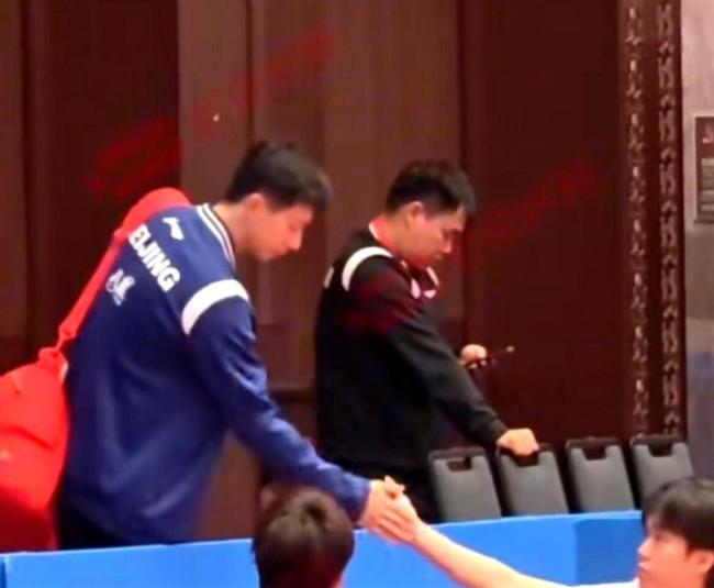 马龙包丢在半路回来和王楚钦击掌 传承的力量