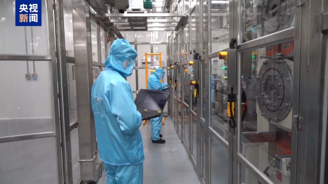 讓電車跑得更遠(yuǎn) 首條大容量全固態(tài)電池產(chǎn)線建成