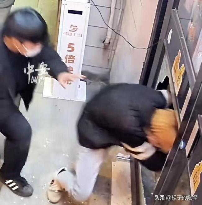 多名少年“夜袭”便利店 店主报警 涉案金额虽小但行为恶劣