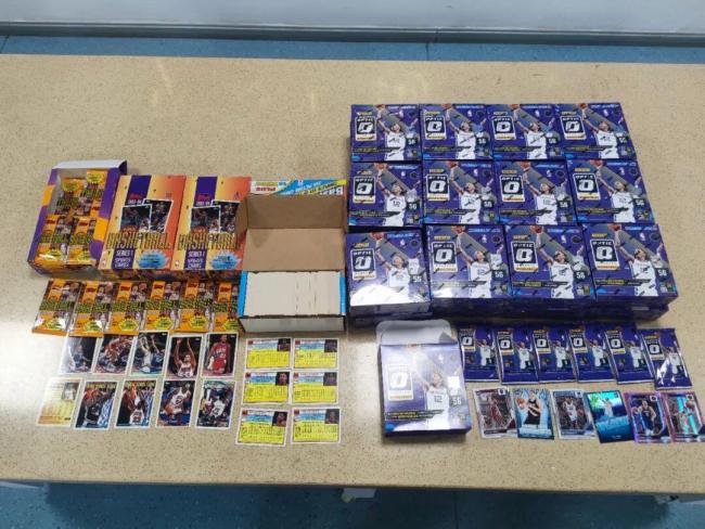 深圳海关查获违规进口球星卡4751张