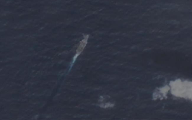 好意思航母在坠毁好意思军机打捞地近邻看成