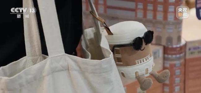 这届年轻人为何钟爱“包挂”