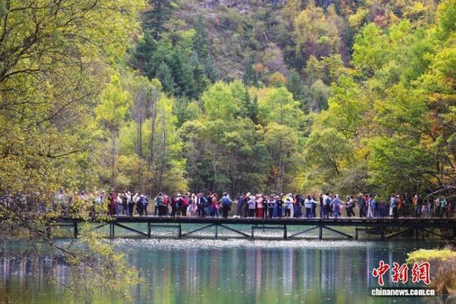 九寨沟景区年度游客突破700万人次 创历史接待新高