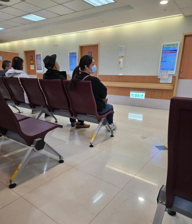 郭碧婷现身医院陪爸爸复诊 尽孝心显真情