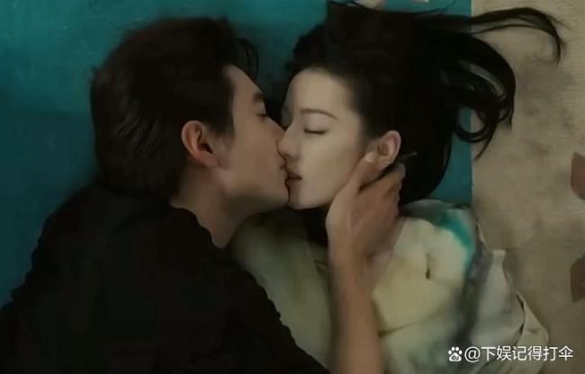 陈星旭在迪丽热巴面前快夹成卡车了 坐腿吻引爆社交平台