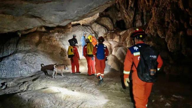 独自进洞穴失联男子靠喝地下水生存 奇迹生还
