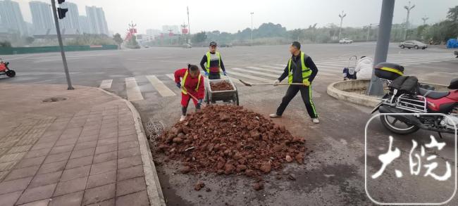 道路窨井盖缺损仅竖牌提醒 社区回应 市政部门已介入处理