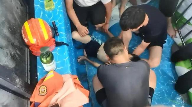 厦门游泳馆发生溺水事件 救生员失职引关注