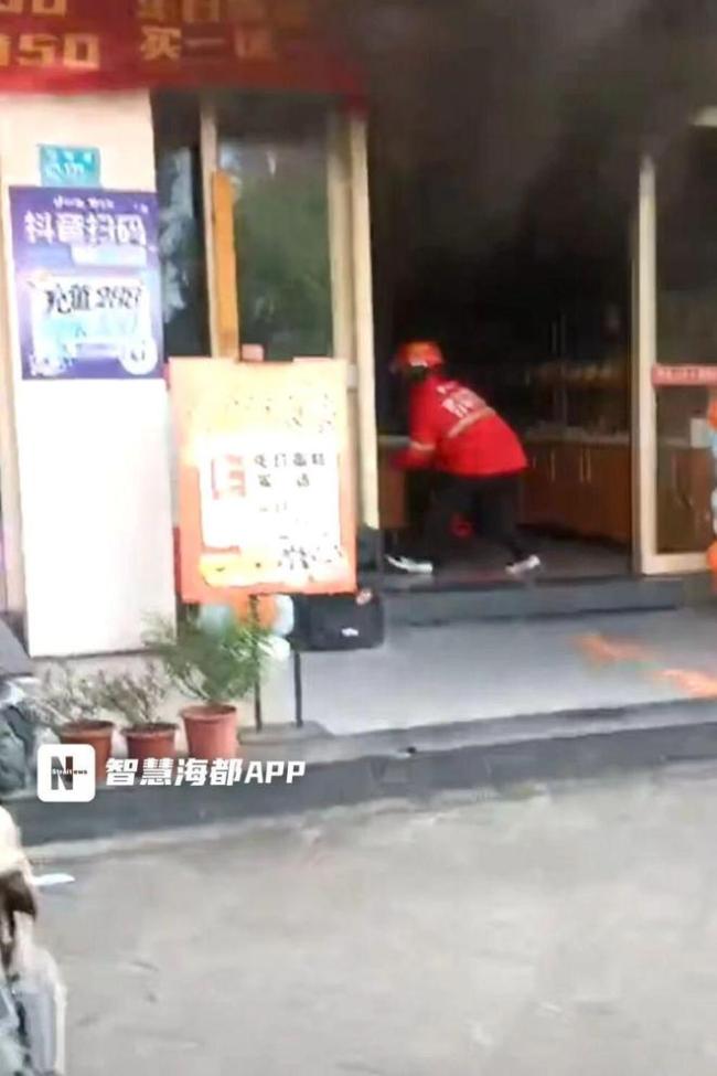 福州外卖员三进火场救险 英勇行为获赞