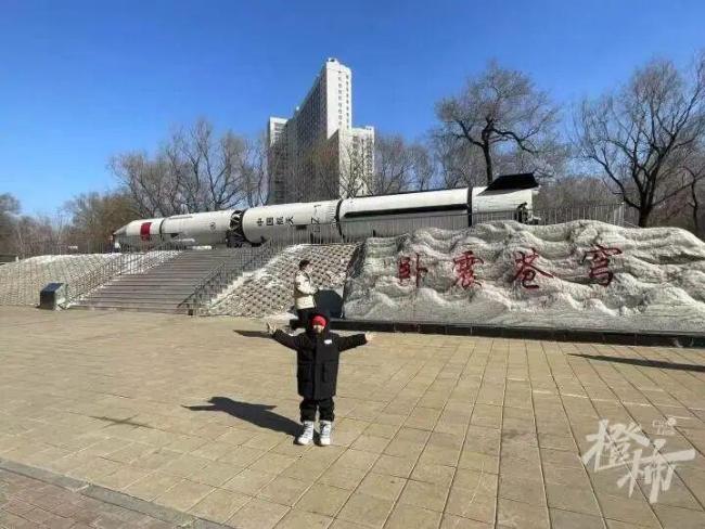 男孩從小到處旅游上小學(xué)不習(xí)慣 校長(zhǎng)老師齊助適應(yīng)