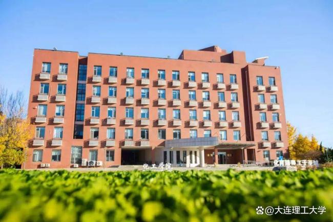 大连理工大学各学院都穿上了“秋装”，秋日浪