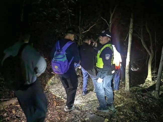 深圳16人登山迷路 警方無人機救援成功