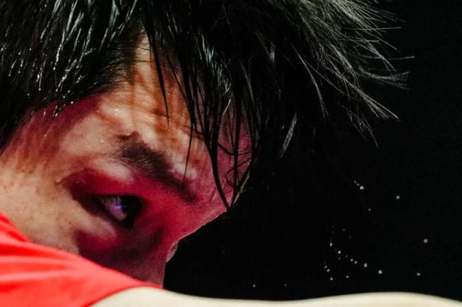 乒乓球比赛运动员为什么要摸球台 擦汗与心理调适