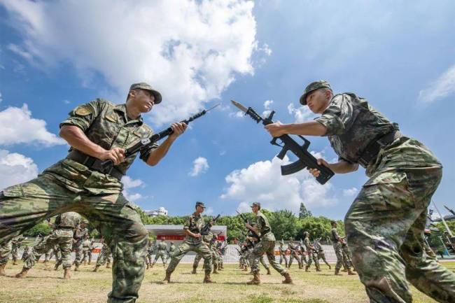 西藏军区某部千人刺杀操场面 高原练兵展现现代转型