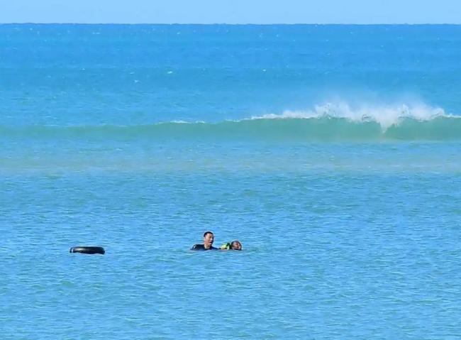 援坦烈士骨灰安葬故鄉(xiāng) 同學(xué)泣不成聲 英雄精神永續(xù)傳遞