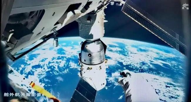 神舟二十二号穿日太壮观 月底发射物资补给
