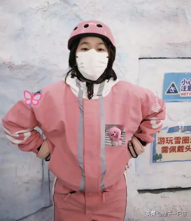全红婵被网友目击在阿勒泰滑雪，背着可爱的小乌龟防摔护具