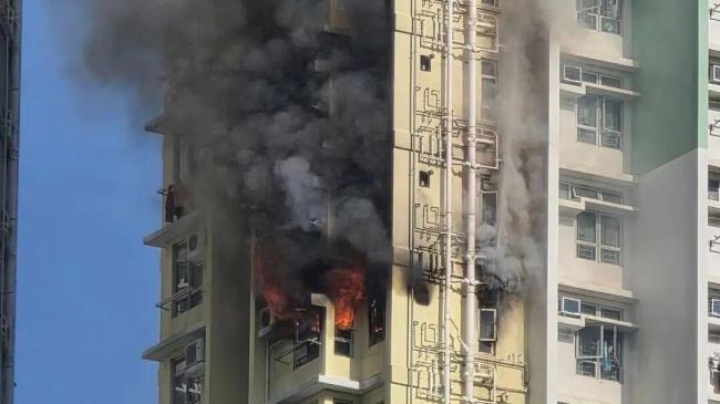 香港火災(zāi)起火點(diǎn)疑曝光 路人：警鈴沒響；煙頭成禍?zhǔn)?/></p>
            </div>
            <!-- /qudao/etc/endpage/ep_pagetop.shtml Start -->
<div   id=