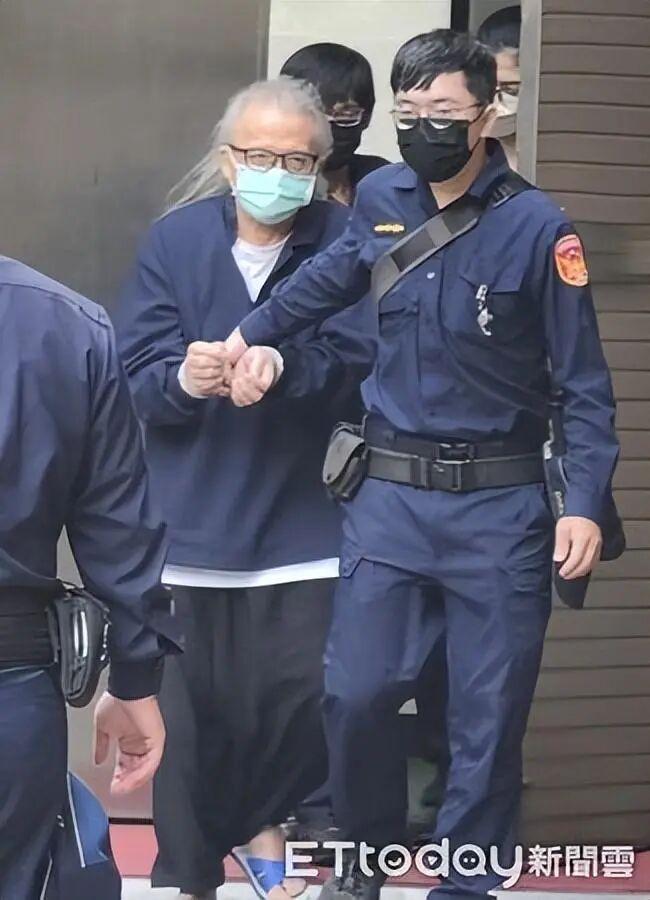 李威妻子出庭痛哭自责没救死者 还原事发过程艰难作证