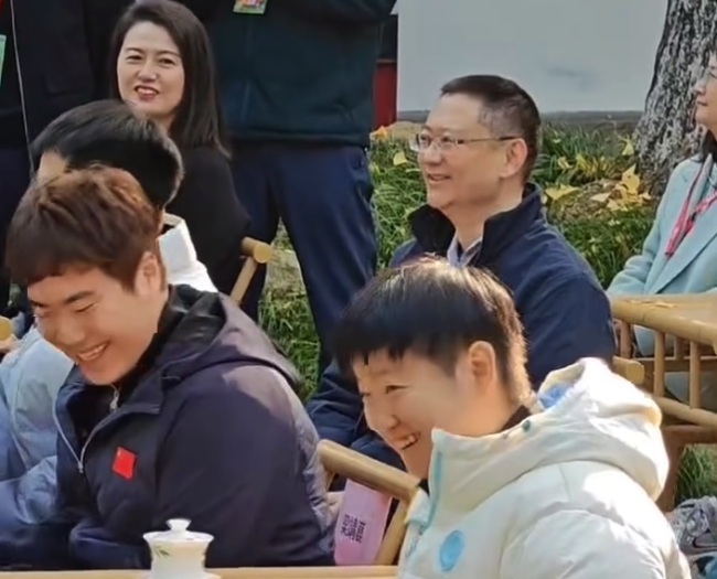 孙颖莎、梁靖崑出席活动，两人对视没憋住笑意