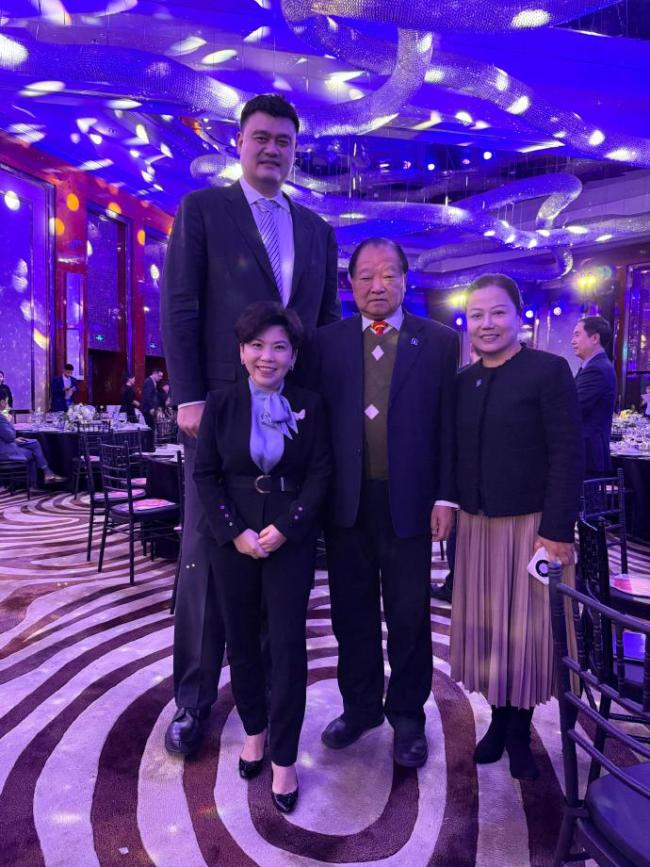 姚明鄧亞萍合照詭異的像AI