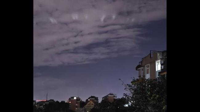 專家辟謠貴陽上空現(xiàn)UFO：丁達(dá)爾效應(yīng) 探照燈引發(fā)奇幻景象