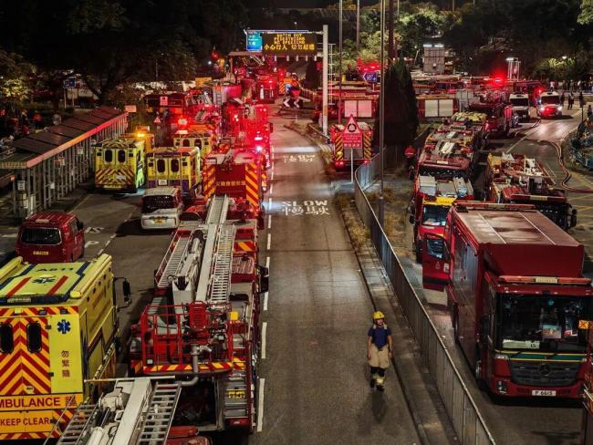 香港火災(zāi)涉事嫌疑人被捕現(xiàn)場 工程公司負(fù)責(zé)人涉嫌誤殺