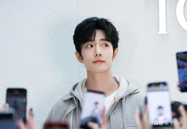 肖戰(zhàn)身穿橙色襯衫現(xiàn)身澳門參加活動 超絕狀態(tài)引爆現(xiàn)場