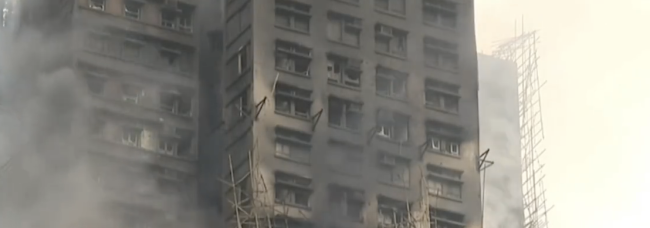 香港宏福苑火灾最新航拍现场 外墙烧黑脚手架坠落