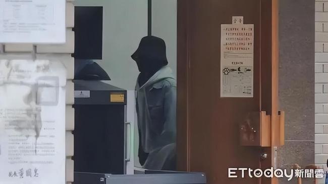 李威妻子出庭痛哭自责没救死者 还原事发过程艰难作证