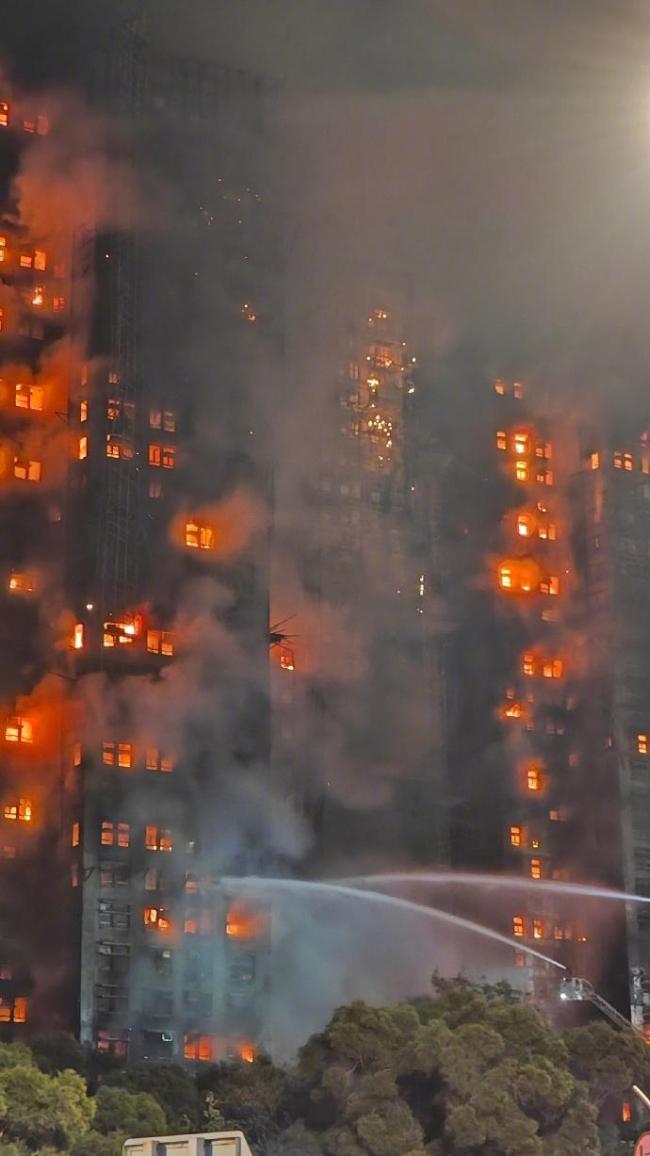香港火灾楼栋住户近万人 老年人居多 火势猛烈蔓延迅速
