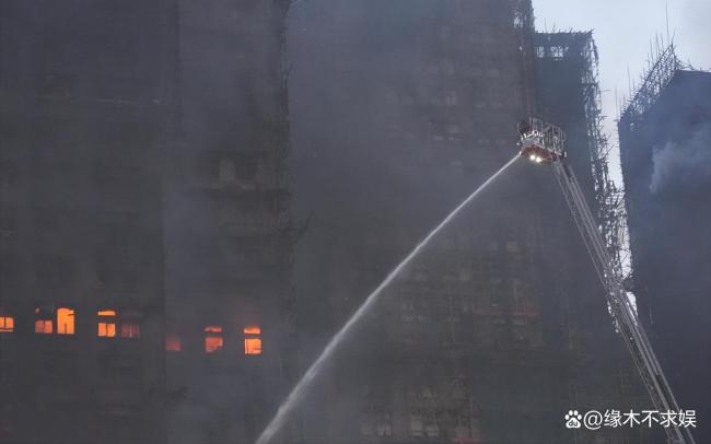 香港火灾现场仍有浓烟冒出 明星祈福救援持续