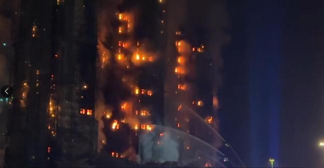 香港大火警方以涉嫌誤殺罪拘捕3人 工程公司負(fù)責(zé)人被捕