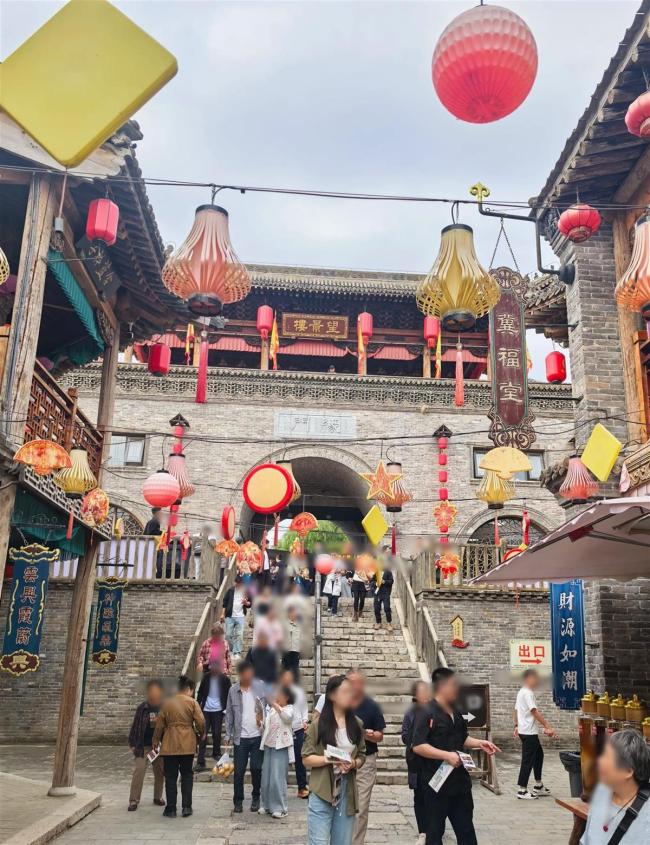 石家庄一景区大门上方楼阁垮塌 暂无人员伤亡报告